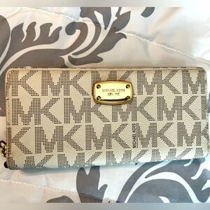 Michael Kors wallet. Good condition.